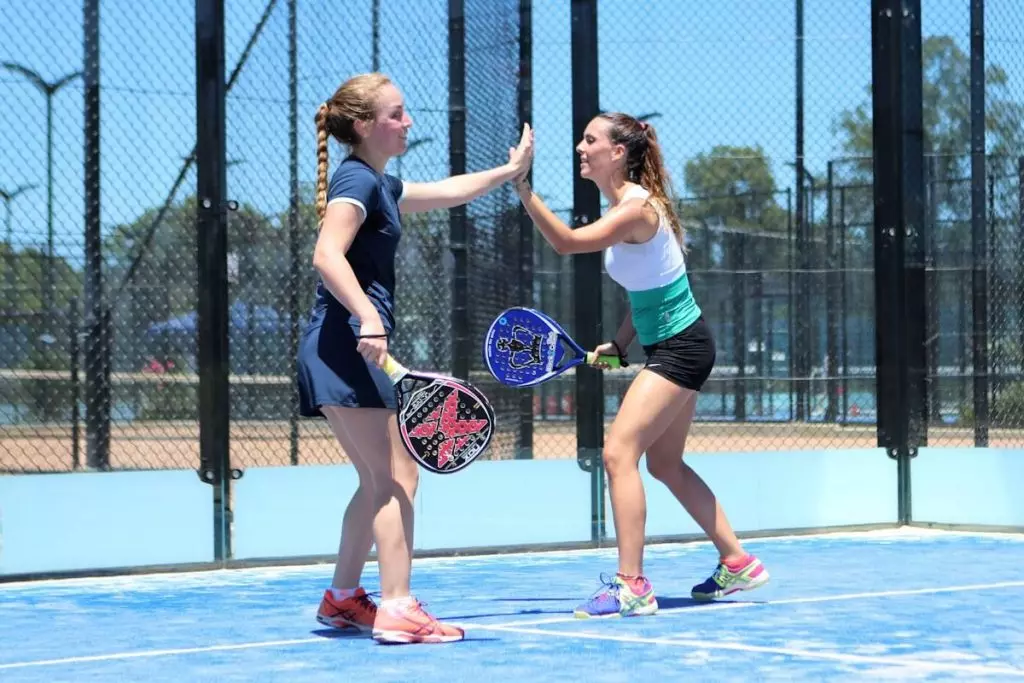 Komunikasi penting dalam padel, pemain memberi isyarat satu sama lain untuk menghindari tabrakan