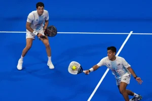 Olahraga padel di lapangan kaca, permainan raket modern yang cocok untuk pemula