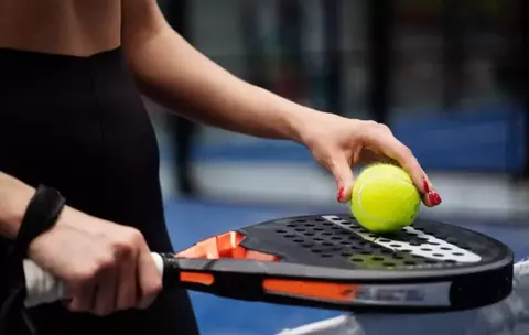 Raket padel terbaik untuk pemula dengan desain ringan dan nyaman digunakan