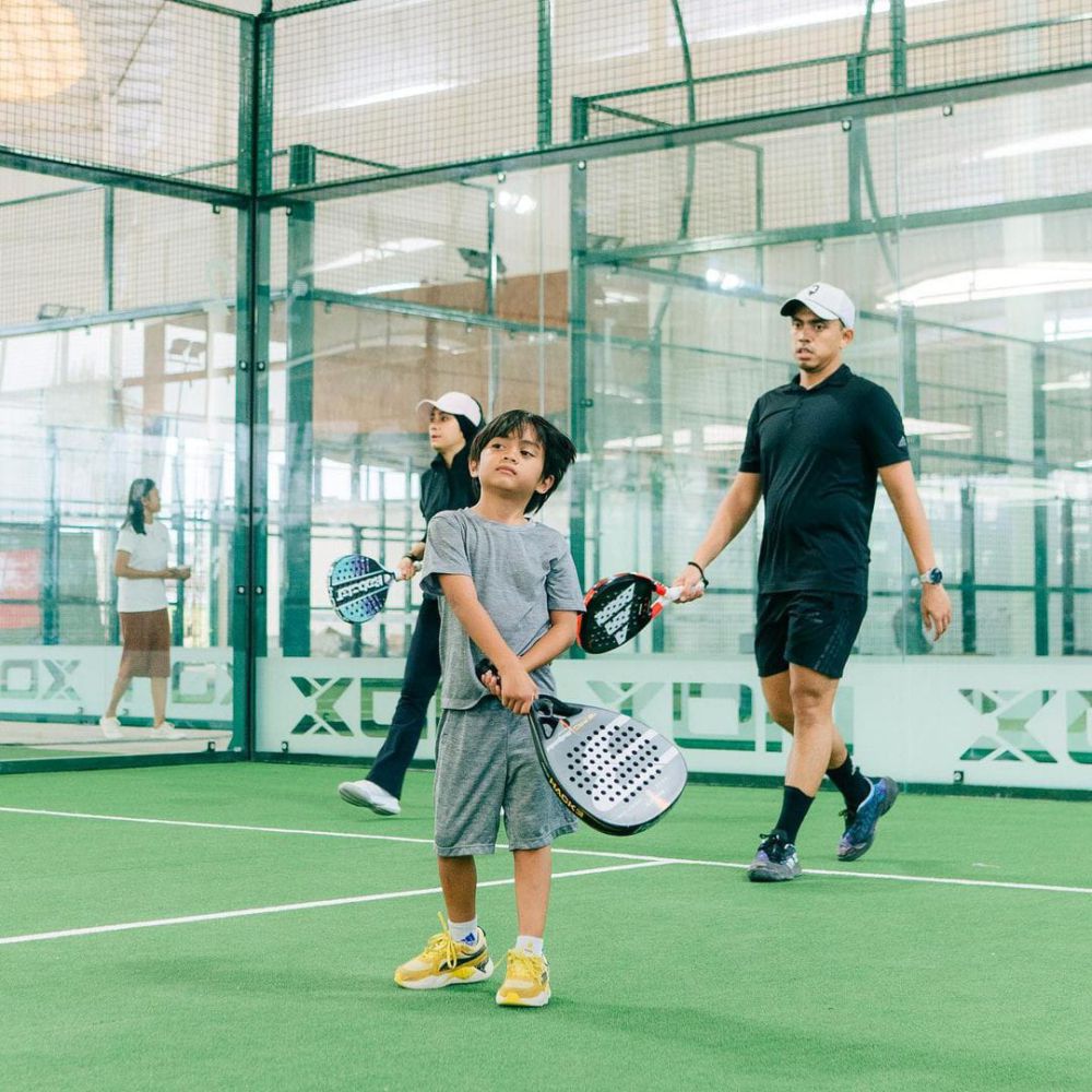Anak-anak bermain padel di lapangan kecil dengan raket ringan – olahraga padel ramah untuk anak-anak di Indonesia