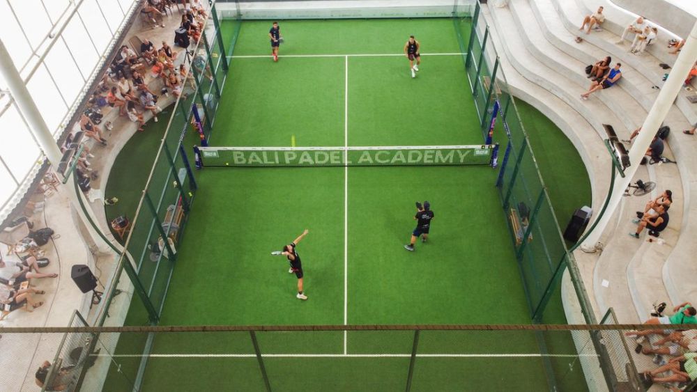 Bali Padel Club di Canggu dengan suasana tropis dan pemandangan indah