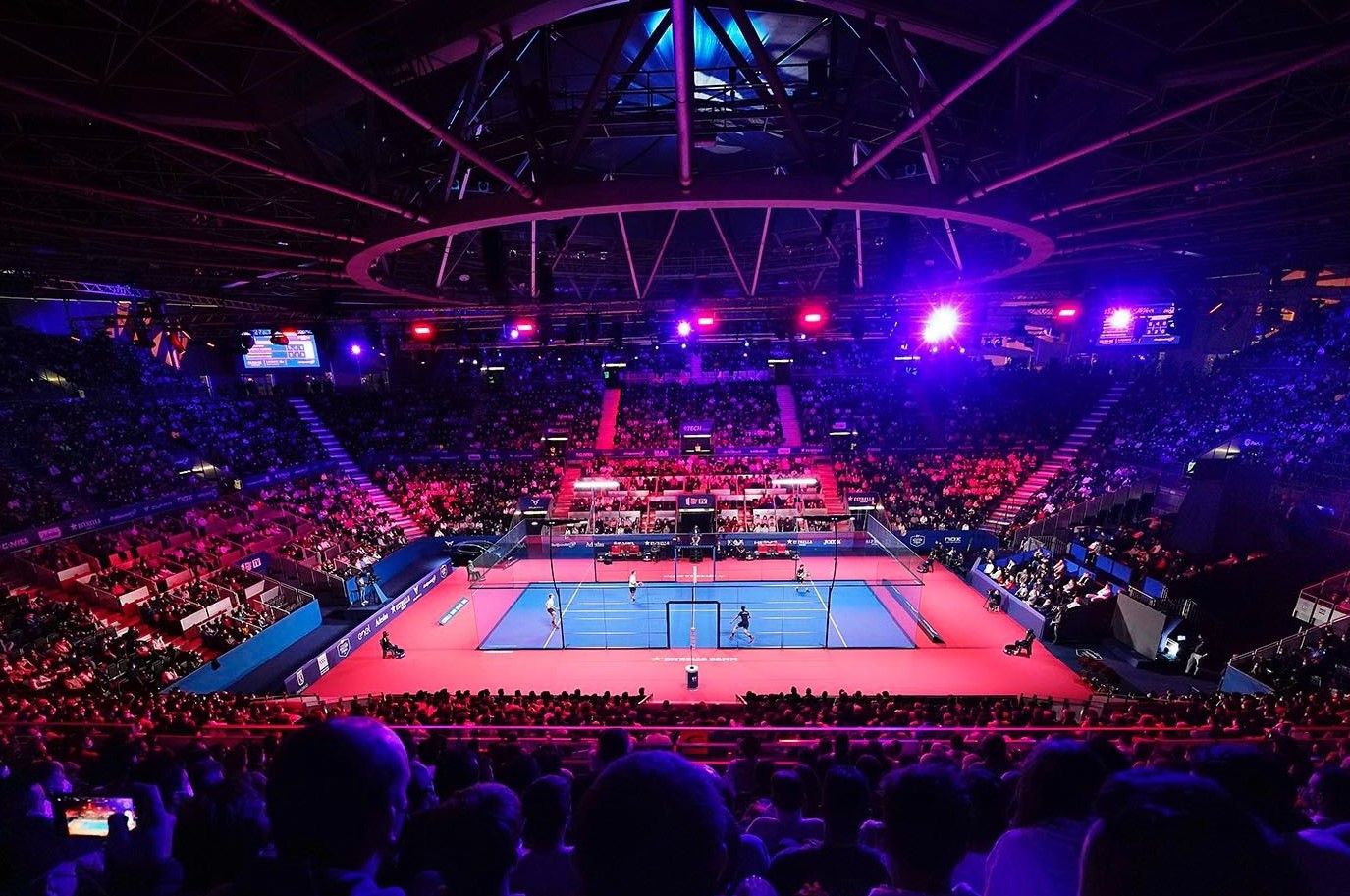 Pertandingan World Padel Tour 2024 dengan penonton penuh, menggambarkan masa depan padel dunia yang semakin populer