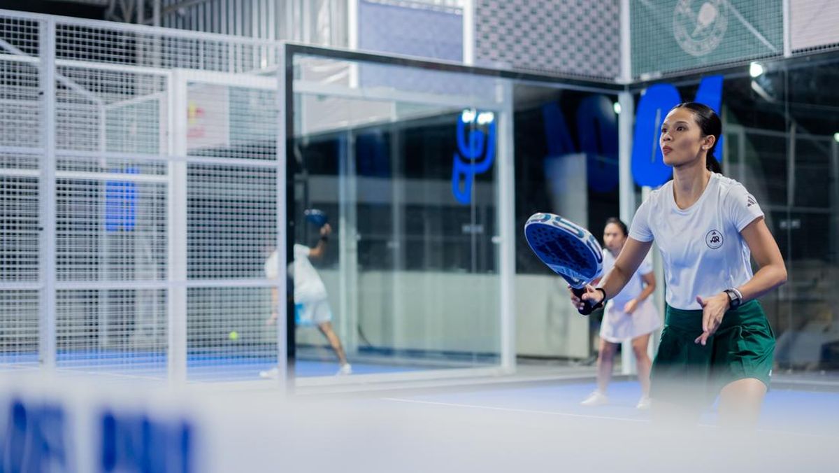 Komunitas padel Jakarta latihan ganda dengan pelatih profesional