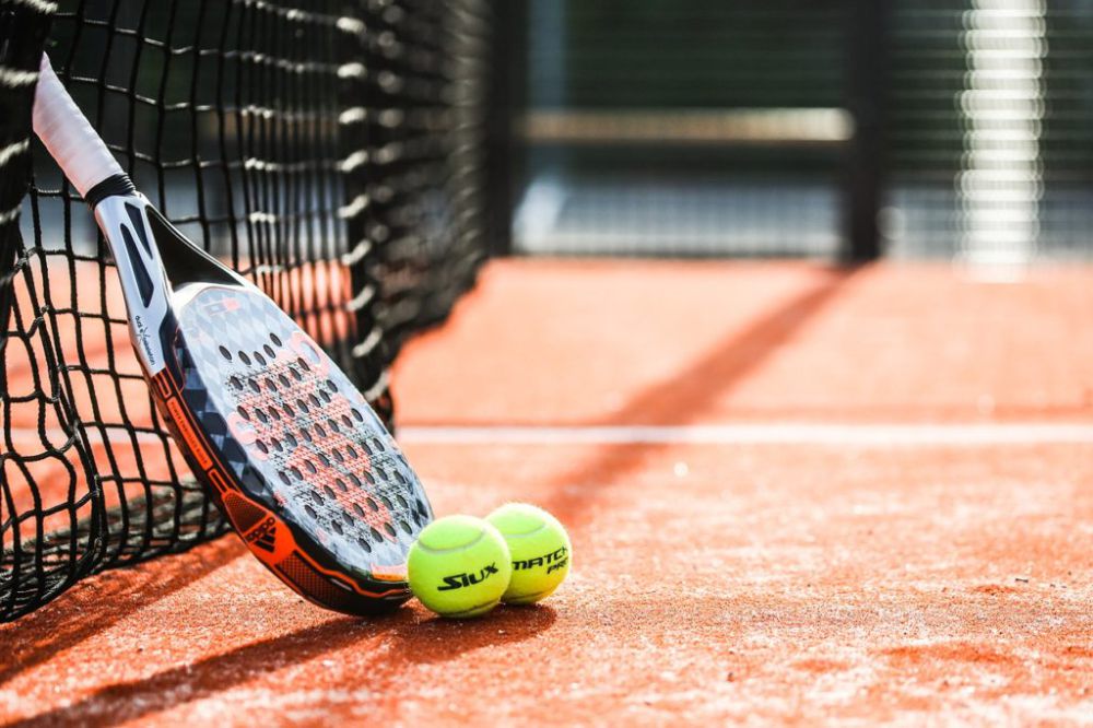 Raket padel vs raket tenis beserta bola, perbandingan biaya peralatan olahraga raket