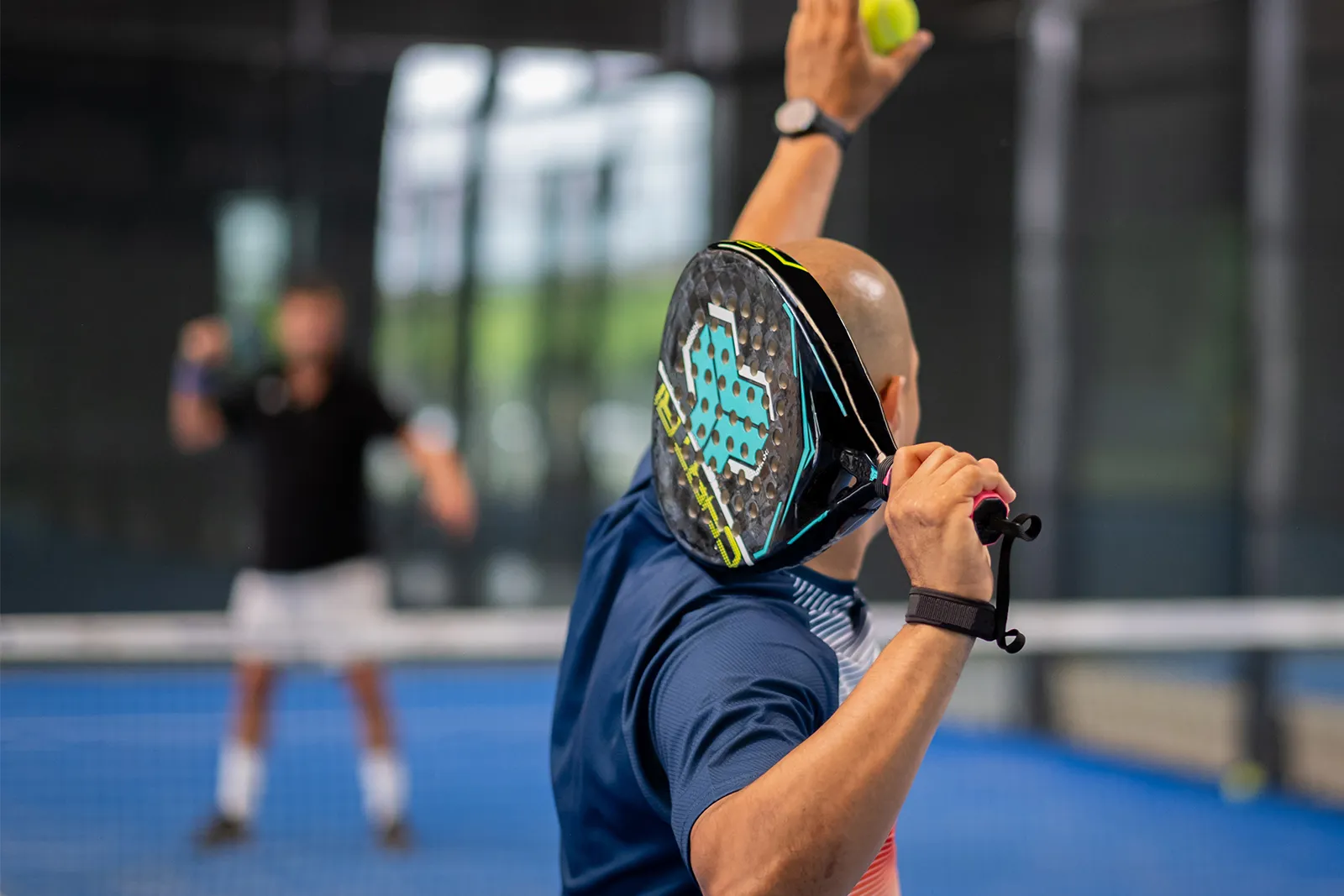 Padel adalah olahraga raket yang memadukan strategi, refleks cepat, dan kerja sama tim. Namun, di balik keseruannya, banyak pemain baik pemula maupun menengah sering melakukan kesalahan yang menghambat perkembangan permainan mereka. Dalam artikel ini, kita akan membahas lima kesalahan umum pemain padel dan bagaimana cara menghindarinya agar performa di lapangan meningkat secara signifikan. Berdiri Terlalu Dekat dengan Dinding Belakang Salah satu kesalahan paling umum dalam padel adalah berdiri terlalu dekat dengan dinding belakang. Banyak pemain, terutama pemula, merasa aman di posisi tersebut karena bisa menunggu bola datang lebih lama. Namun sebenarnya, posisi ini membuat pemain sulit bereaksi terhadap bola pantul atau pukulan keras dari lawan. Mengapa Ini Kesalahan: Membatasi ruang gerak untuk memukul bola dengan ayunan penuh. Menurunkan waktu reaksi terhadap bola cepat. Menyulitkan untuk menyerang balik atau melakukan volley transition. Cara Menghindarinya: Berdiri sekitar 1,5 meter di depan dinding belakang untuk memberikan ruang gerak lebih luas. Selalu perhatikan jarak antara bola dan dinding sebelum mengambil posisi. Latih kebiasaan split step saat lawan memukul bola untuk menjaga keseimbangan tubuh. Tidak Menggunakan Dinding Sebagai Sekutu Padel adalah olahraga yang unik karena dinding bisa menjadi bagian penting strategi permainan. Banyak pemain, terutama yang berlatar belakang tenis, sering mengabaikan pantulan dinding dan lebih memilih memukul bola langsung. Padahal, memanfaatkan dinding bisa mengubah arah permainan dan membuat lawan kehilangan ritme. Mengapa Ini Kesalahan: Membatasi opsi bertahan saat menghadapi bola keras. Menurunkan peluang melakukan counter-attack. Menguras tenaga karena harus terus memukul langsung tanpa memanfaatkan pantulan. Cara Menghindarinya: Latih wall rebound drills secara rutin untuk memahami arah dan kecepatan pantulan. Gunakan dinding untuk memperlambat tempo permainan atau mempersiapkan serangan balik. Tonton pertandingan profesional dan pelajari bagaimana pemain top menggunakan dinding untuk mengontrol rally. Terlalu Agresif di Awal Rally Padel bukan hanya tentang kekuatan, tetapi juga tentang kecerdasan strategi. Banyak pemain terlalu agresif di awal rally mencoba smash atau pukulan keras sebelum mendapatkan posisi ideal. Akibatnya, bola sering keluar lapangan atau memberi lawan kesempatan untuk membalikkan keadaan. Mengapa Ini Kesalahan: Menurunkan akurasi pukulan karena posisi tubuh belum stabil. Menguras stamina lebih cepat. Membuka celah di pertahanan jika lawan berhasil mengembalikan bola. Cara Menghindarinya: Fokus pada membangun rally terlebih dahulu sebelum melakukan pukulan penentu. Gunakan lob dan placement shot untuk mengatur tempo permainan. Pelajari momen yang tepat untuk menyerang, seperti saat lawan berada terlalu dekat dengan dinding belakang. Komunikasi yang Buruk dengan Rekan Bermain Padel adalah permainan ganda yang sangat mengandalkan komunikasi. Kurangnya koordinasi dengan pasangan sering menyebabkan bola terlewat, tabrakan kecil, atau kesalahan posisi. Bahkan pemain berpengalaman pun bisa kehilangan poin hanya karena miskomunikasi sederhana. Mengapa Ini Kesalahan: Menurunkan efektivitas pertahanan dan serangan. Membingungkan rekan main soal siapa yang harus memukul bola. Menghambat transisi dari posisi bertahan ke menyerang. Cara Menghindarinya: Buat kode komunikasi sederhana, seperti “saya”, “kamu”, atau “lewat” sebelum pertandingan. Lakukan eye contact sebelum setiap servis atau bola panjang. Setelah setiap poin, gunakan waktu singkat untuk evaluasi strategi dengan pasangan. Mengabaikan Latihan Kaki dan Posisi Tubuh Kesalahan terakhir, tetapi sering kali paling fatal, adalah tidak memperhatikan footwork dan postur tubuh. Banyak pemain lebih fokus pada ayunan raket, padahal posisi kaki menentukan arah, kekuatan, dan akurasi pukulan. Mengapa Ini Kesalahan: Bola sering tidak terkontrol karena posisi tubuh tidak seimbang. Sulit melakukan transisi cepat dari bertahan ke menyerang. Meningkatkan risiko cedera lutut dan pergelangan kaki. Cara Menghindarinya: Latih gerakan lateral (samping) dengan ladder drills atau side shuffle training. Gunakan sepatu padel khusus dengan grip anti-slip untuk pergerakan cepat. Biasakan posisi tubuh sedikit menunduk dengan lutut menekuk saat menunggu bola. Kesimpulan: Fokus pada Konsistensi dan Pemahaman Taktik Padel bukan sekadar olahraga refleks, tetapi juga strategi dan kecermatan membaca permainan. Dengan menghindari kelima kesalahan umum di atas — mulai dari posisi tubuh, komunikasi, hingga kontrol emosi — pemain bisa meningkatkan performa dan efisiensi di lapangan. Ingat, kemampuan berkembang bukan hanya dari kemenangan, tetapi dari kesadaran memperbaiki kesalahan kecil yang sering diabaikan. Semakin disiplin seorang pemain dalam mengoreksi kebiasaan buruk, semakin cepat pula peningkatan permainannya. Jadi, saat kamu turun ke lapangan padel berikutnya, perhatikan kembali posisi, komunikasi, dan cara bermainmu. Hindari kesalahan dasar, dan ubahnya menjadi keunggulan yang membawa kamu lebih dekat ke kemenangan!