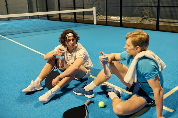 Hidrasi penting bagi pemain padel junior setelah latihan dan pertandingan