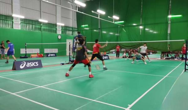 Pemain padel melakukan teknik groundstroke forehand dengan posisi tubuh seimbang di lapangan padel