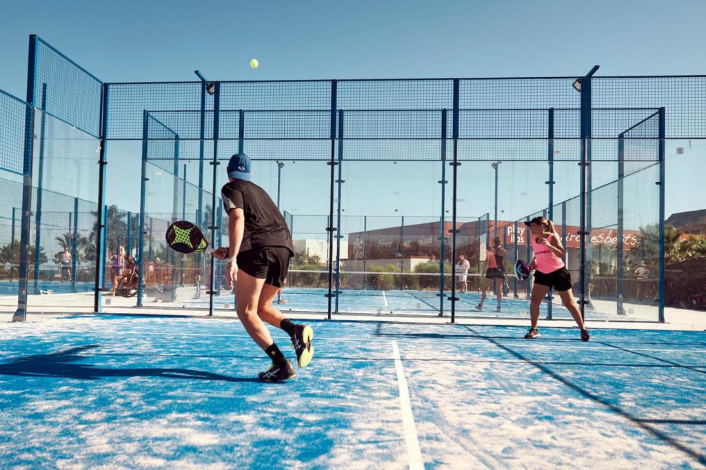 Lapangan padel indoor di pusat kebugaran modern tahun 2025