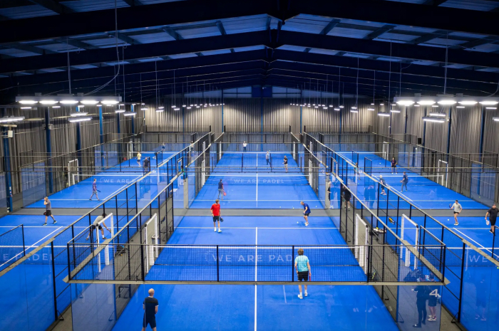 Lapangan padel klasik pertama di Marbella, Spanyol pada tahun 1970-an