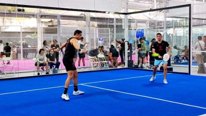 Pelatih profesional asing membimbing pemain padel Indonesia dalam sesi latihan intensif