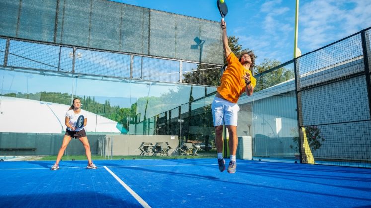 Pemain padel elite bertanding di turnamen Premier Padel 2025 dengan intensitas tinggi