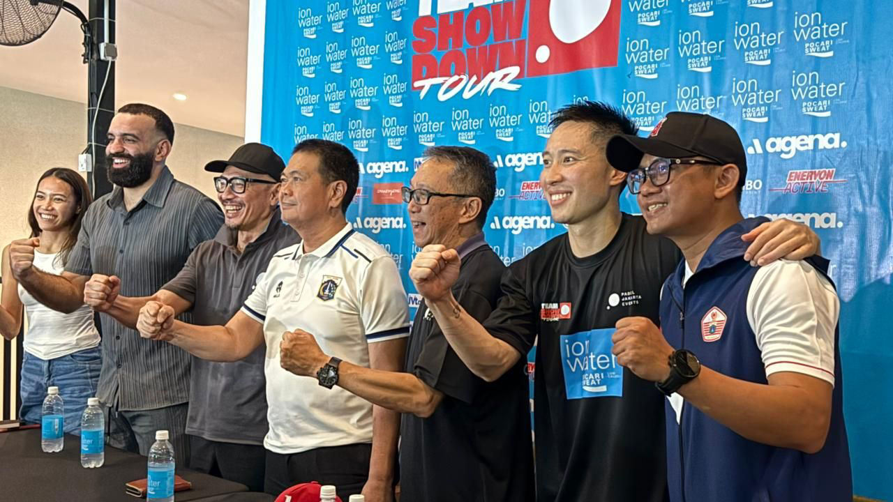 Pemain padel pemula Indonesia berfoto bersama di turnamen lokal Jakarta, menunjukkan semangat komunitas dan sportivitas