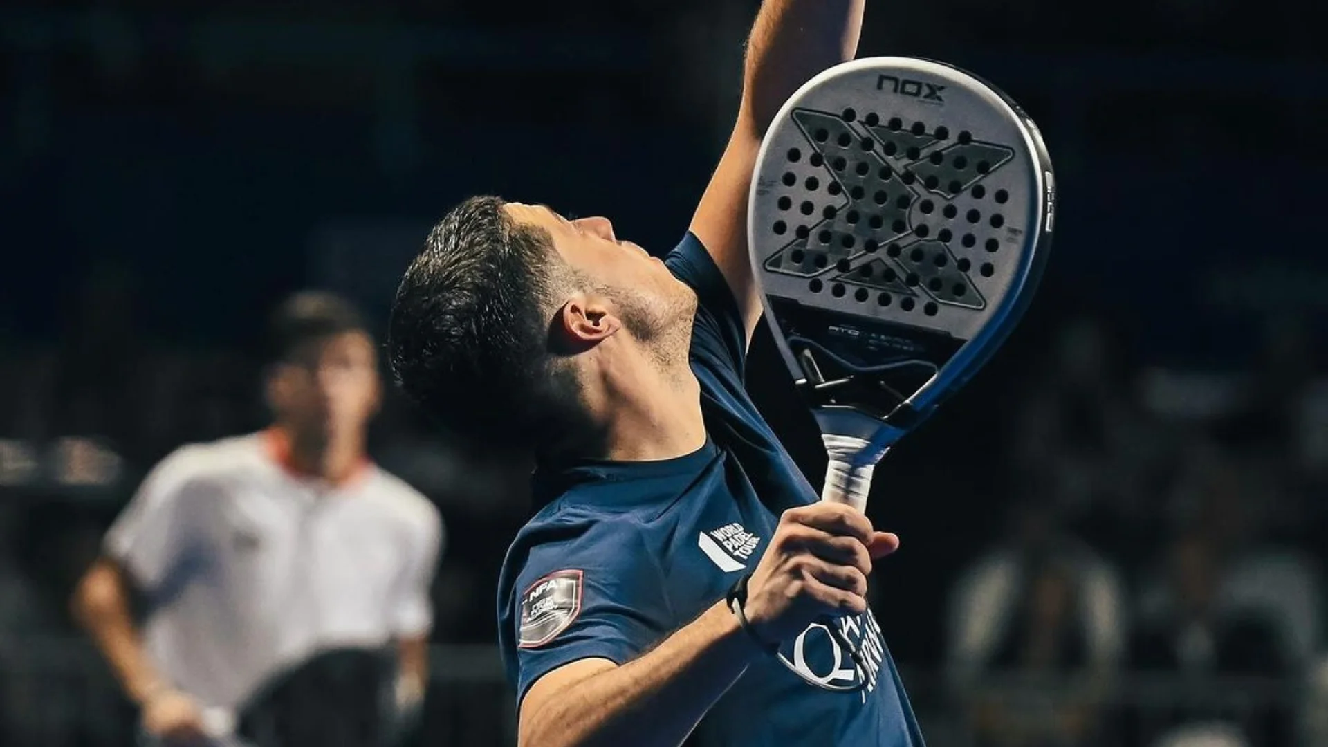 Top smasher padel 2025 melakukan power smash dalam pertandingan internasional