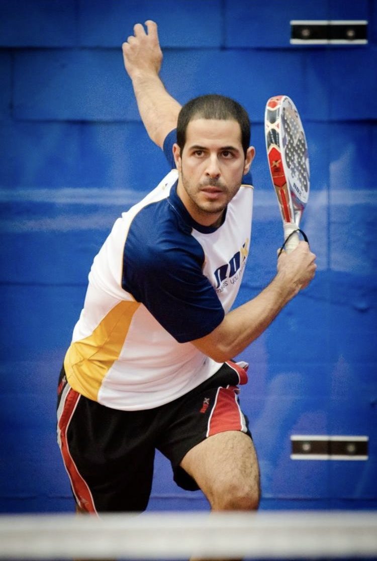 Correct receiver positioning for effective padel return of serve