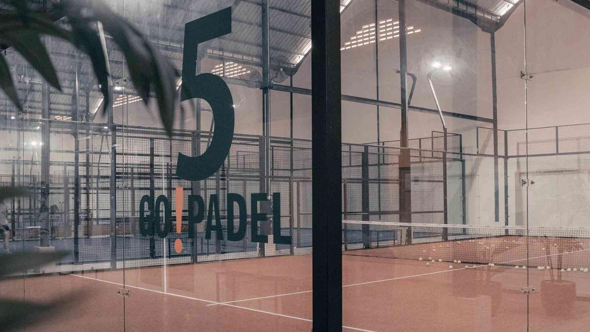 tren sponsorship padel 2025 dengan kehadiran brand global dan brand lokal di lapangan padel