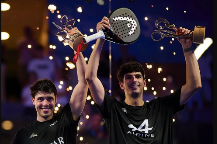 Pemain padel ganda menjaga positioning net untuk memenangkan rally dengan strategi kontrol lapangan