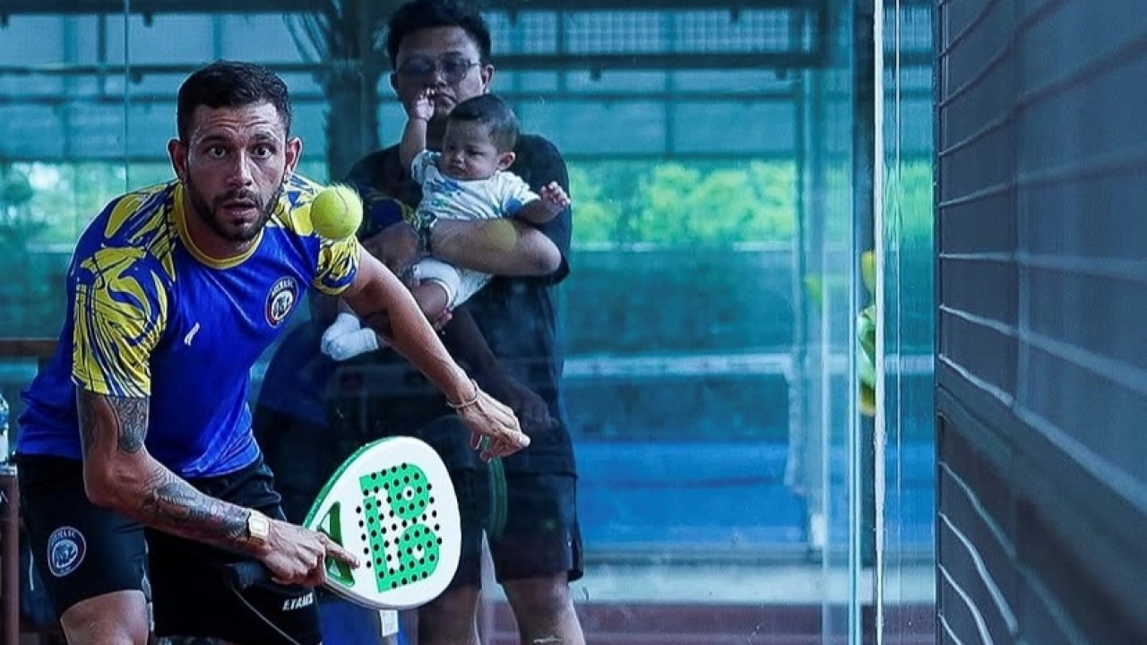 Pemain padel latihan gym off-court dengan medicine ball untuk meningkatkan power dan agility sebelum turnamen