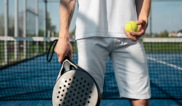 Pemain padel pemula mengikuti turnamen pertama dengan format ganda dan sistem poin resmi di lapangan indoor