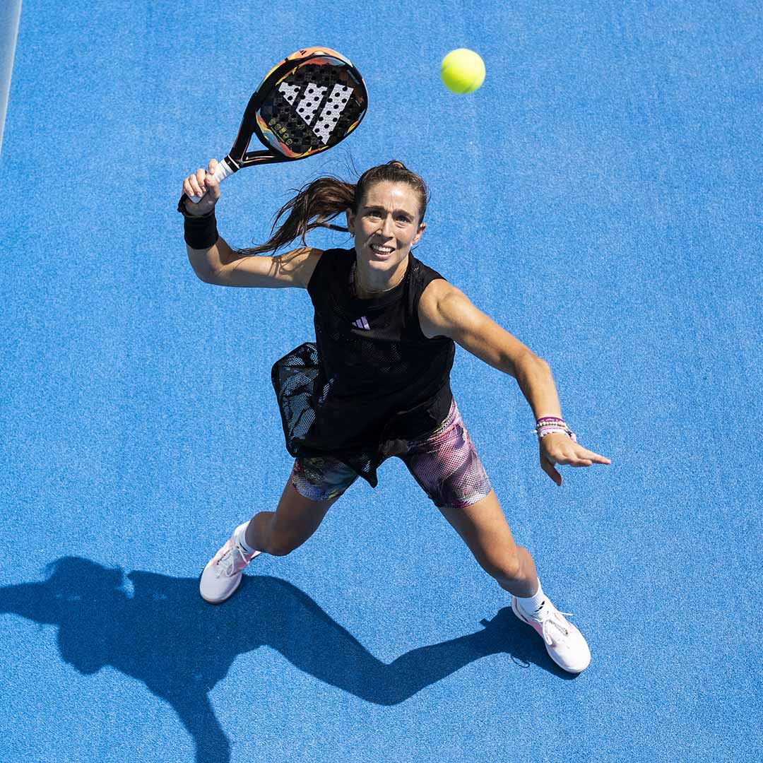 Pro player padel applying tactical rotation strategy during match