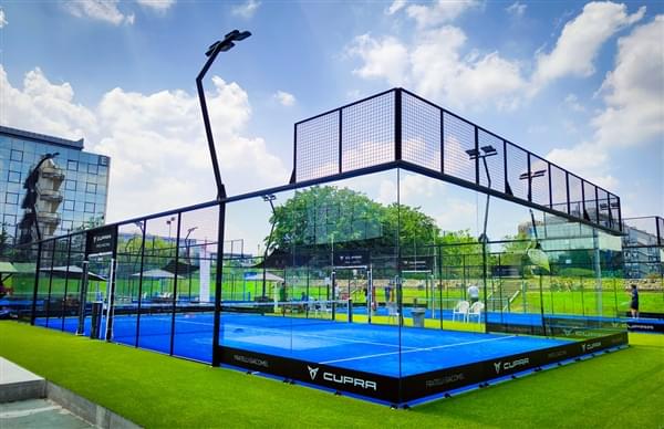 permukaan lapangan padel untuk turnamen resmi dengan standar profesional