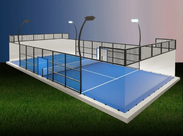 Lapangan padel dengan permukaan rumput sintetis yang memengaruhi kecepatan dan kontrol bola