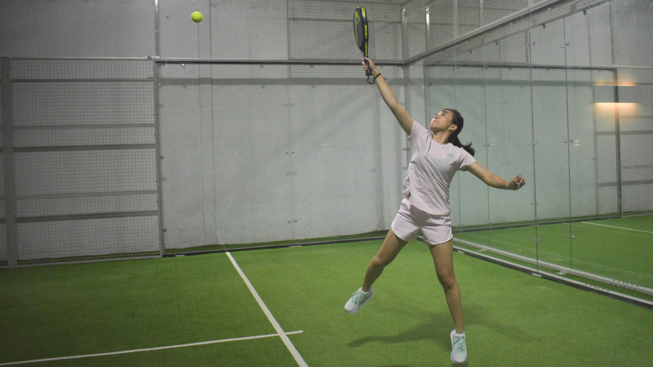 Teknik smash padel di area net dengan posisi tubuh yang seimbang