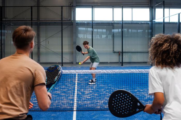 komunikasi pasangan padel saat beradaptasi dengan perubahan strategi lawan