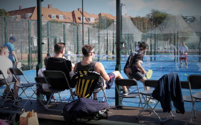 pertandingan padel kompetitif tingkat non-profesional