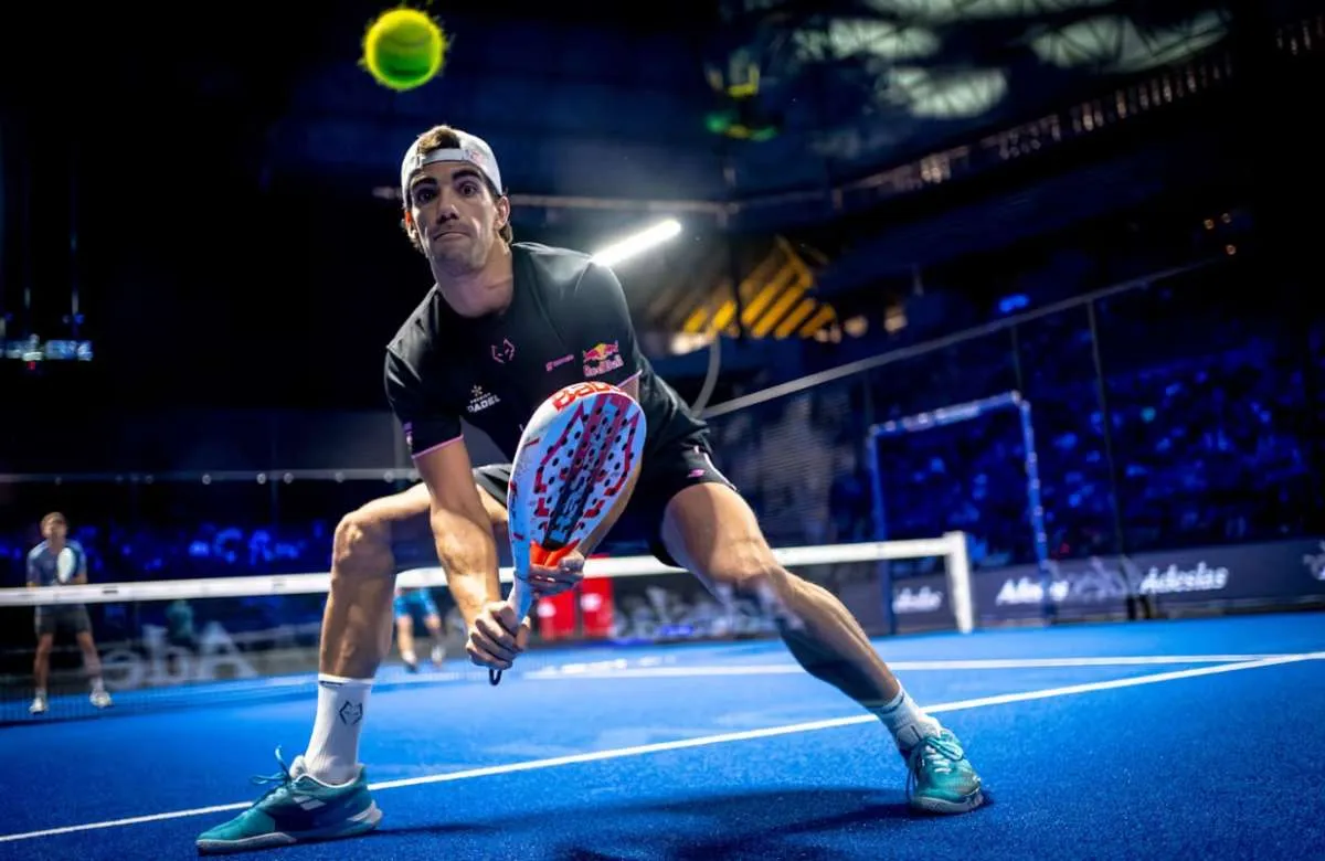 atlet padel membangun personal branding melalui media sosial di lapangan