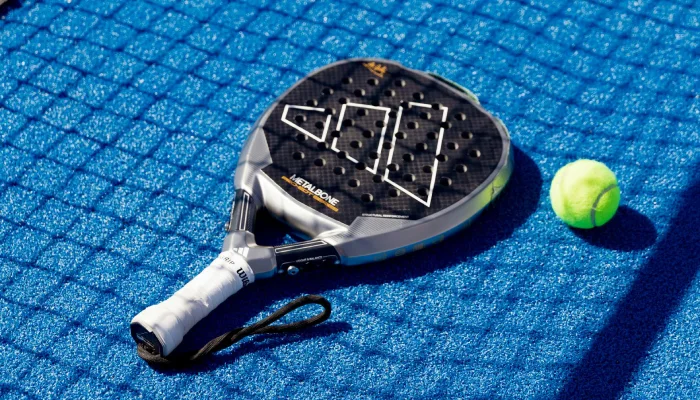 kesalahan jarak posisi partner padel yang membuka celah di tengah lapangan