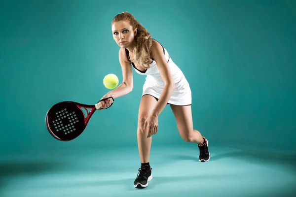 konsentrasi tinggi pemain padel saat membaca strategi lawan di lapangan