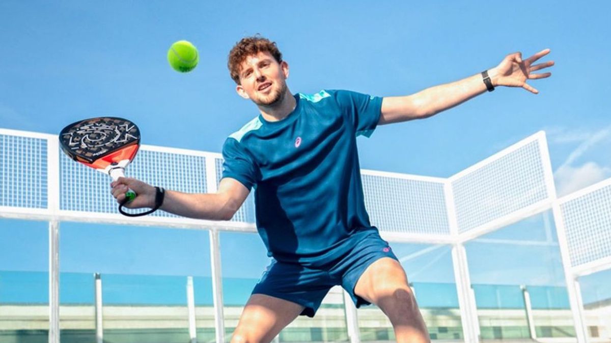 Close-up pemain dengan ekspresi serius sebelum melakukan servis