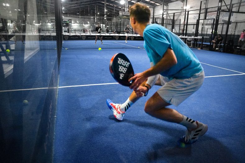 pemain padel bermain ganda di lapangan padel yang lebih kecil dan mudah dipelajari
