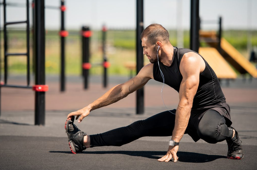 peregangan setelah pertandingan padel untuk membantu pemulihan otot pemain