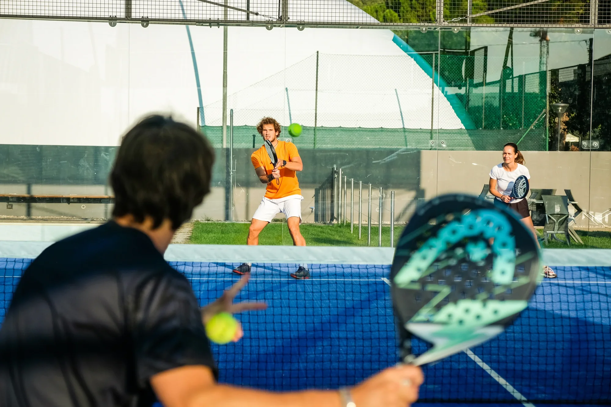 bahasa tubuh positif meningkatkan performa padel di pertandingan