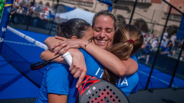 komunitas padel berkumpul setelah pertandingan di klub padel