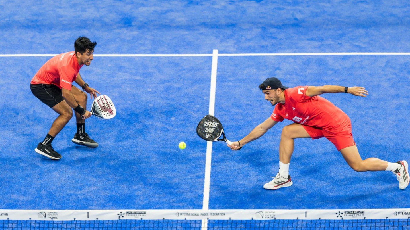latihan side shuffle untuk meningkatkan pergerakan kaki dalam padel