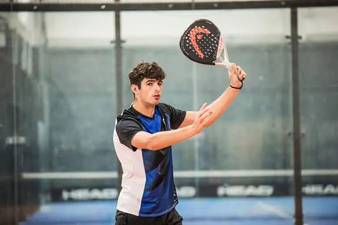 menghadapi kekalahan dalam pertandingan padel dengan sikap dewasa