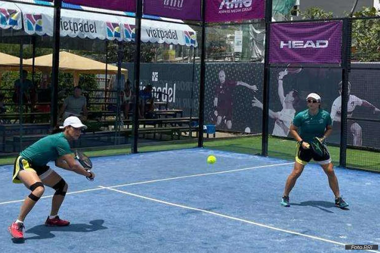 pemain padel berlatih di klub padel modern di kota besar Indonesia