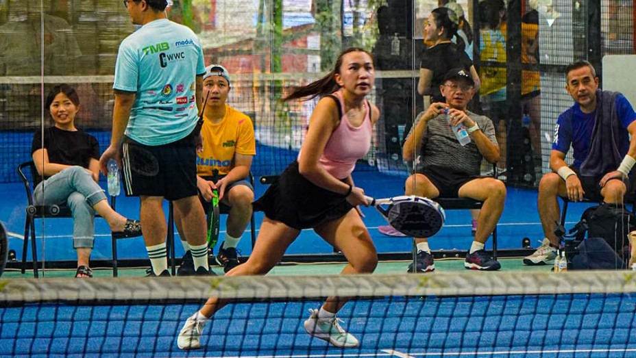 pemain padel bermain di lapangan di Indonesia menikmati olahraga raket yang sedang populer