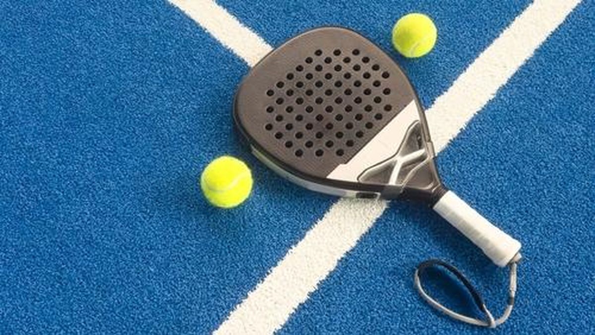 pemain padel ganda berkomunikasi saat menghadapi bola di area tengah lapangan