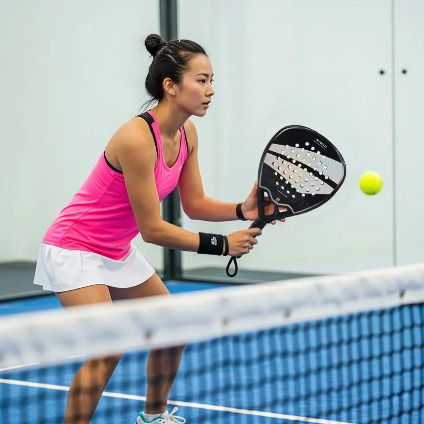 pemain padel menguasai area net sebagai strategi utama dalam permainan modern