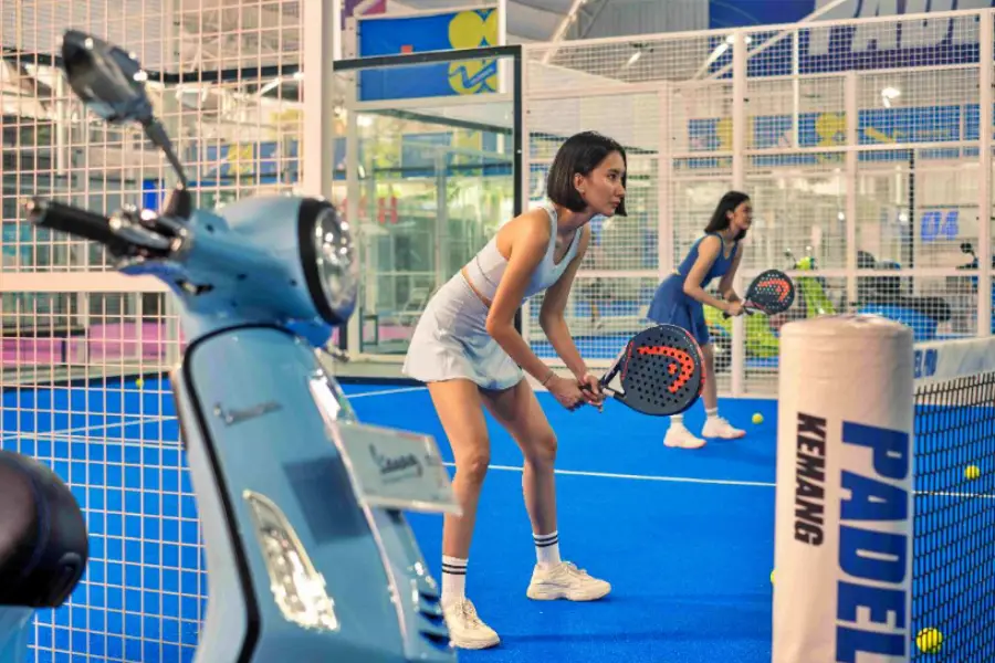 profesional muda bermain padel setelah jam kerja di klub olahraga kota besar