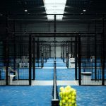 pemain padel mengarahkan bola ke area kosong untuk membuka ruang di lapangan