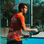 pemain padel melakukan volley cepat di area net saat menghadapi bola keras