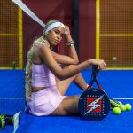 bola padel memantul dari kaca belakang sebelum dikembalikan pemain