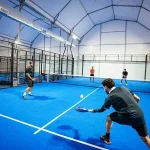 lapangan padel indoor dengan pencahayaan modern dan fasilitas lengkap