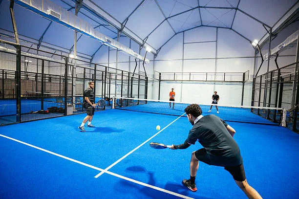 lapangan padel indoor dengan pencahayaan modern dan fasilitas lengkap