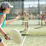 pemain padel melakukan stretching setelah pertandingan untuk recovery aktif