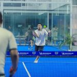 latihan pemain padel membaca pantulan bola dari kaca belakang lapangan
